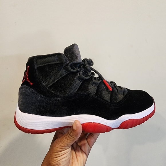 Women's Jordan Air Jordan 11 Retro 'Bred Velvet' - Picture 1 of 7